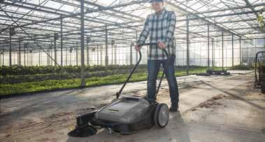 .COM/KARCHERSE SOPA RENT SNABBT, ENKELT OCH UTAN ANSTRÄNGNING Låt sopborsten, och kroppen vila. Greppa Kärchers sopmaskin KM 70/20 C. Ett snabbt och praktiskt alternativ till sopborsten.