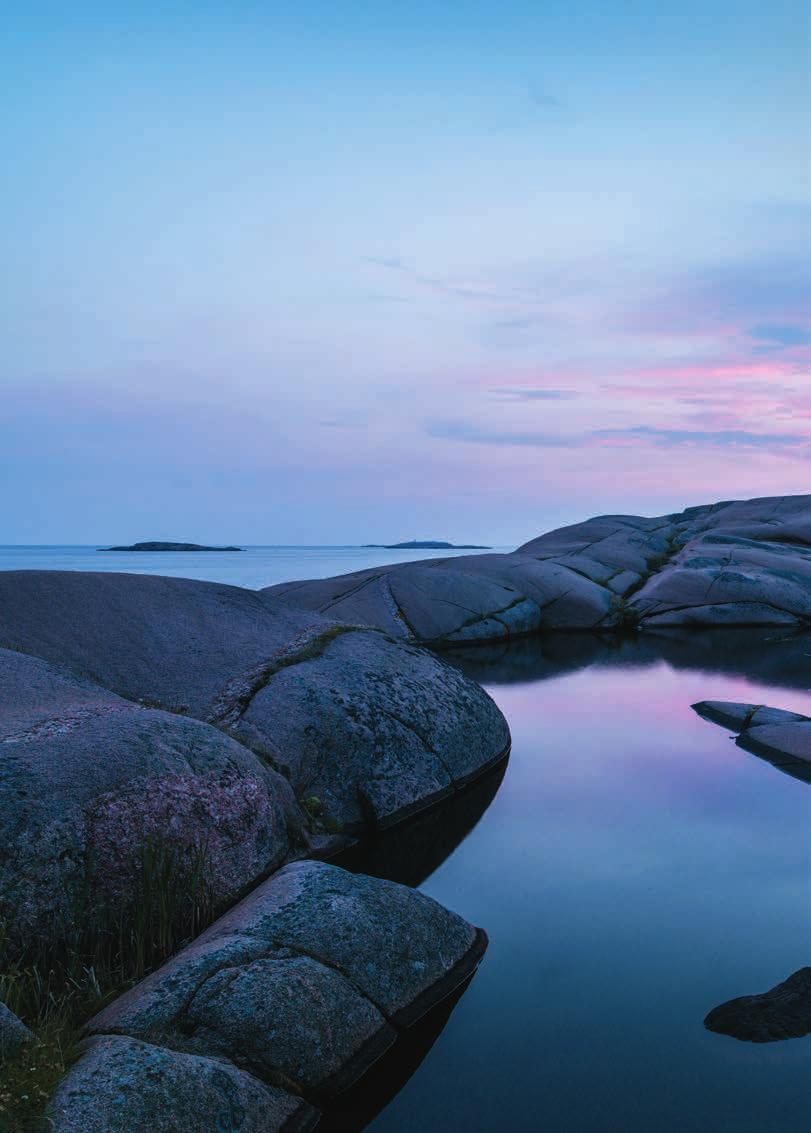 EN RESA GENOM BOHUSLÄN Om du någonsin fantiserat om att sakta och tyst glida fram över vattnet i en kajak, campa på öde stränder, njuta av midnattssolen, upptäcka sälar och uppfyllas av havets själ,