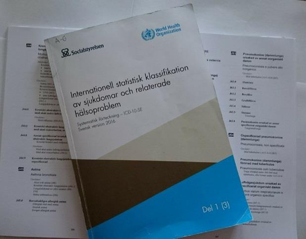 Vad är diagnosklassifikation? En diagnos är en beskrivning av ett sjukdomstillstånd. Att diagnosklassificera är att gruppera diagnosen genom att sätta en kod på den.