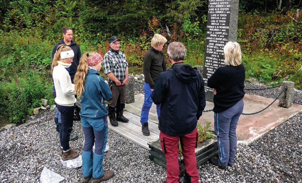 Hun er utdannet psykiatrisk sykepleier og har tidligere arbeidet i akuttpsykiatrien på Åsgård i Tromsø i perioden 1993-2013. På Røros er familien tilknyttet reindrifta.