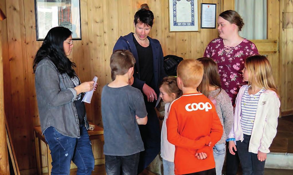 Sinsitniem evtiedin Plassjesne jïjnjh learohkh gïeh sijhtieh saemien gïelem evtiedidh. Dovne maana jïh geerve aktesne barkin åarjelsaemien gïelem nænnoestidh.