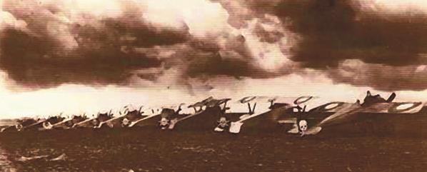 BILD 6. 19:e fl ottiljen med 8 Nieuport och en MS typ N. På bilden (bild 6) syns Moranen längst till höger och övriga plan Nieuport uppradade.
