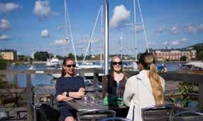 Sveaborg är Finlands mest populära turistattraktion, men att här också bor över 800 permanenta invånare? Missa inte! n Sveaborgs kyrka.