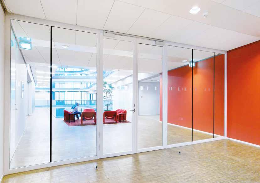 BRANDGLASVÄGG BRANDGLASVÄGG Brandsäkra och tysta helglasväggar Dörrar kan levereras som enkel eller dubbeldörrar i stål eller aluminiumram, med eller utan glas och eventuellt med ljudförsegling.