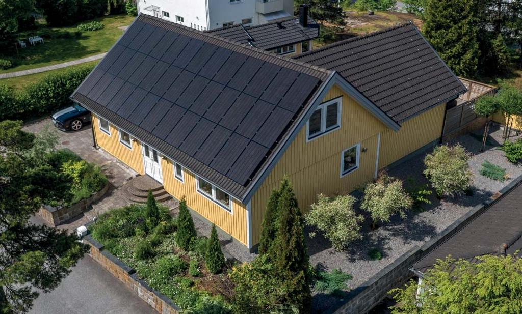 Om installationen: 12 500 kwh förbrukning och 10 530 kwh i produktion per år 64 m2 takyta, 37 graders lutning, riktning mot sydost, delvis skuggat av träd och grannhus Total systemkostnad: 215 000:-