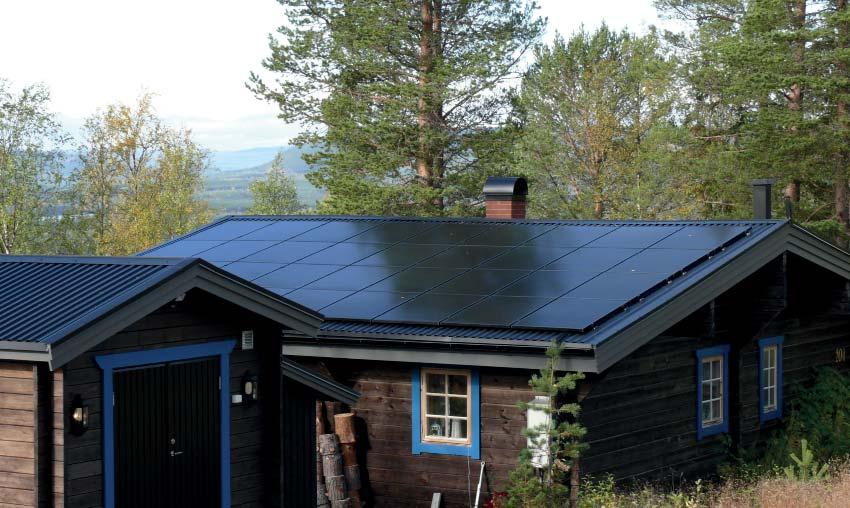 Om installationen: Ort, placering: Härjedalen. Riktning åt sydost, delvis skuggning av träd. 12 graders lutning Paneler: 36 stycken SolarFrontier 170 watts tunnfi lmspaneler. Använd yta: 44 m 2.