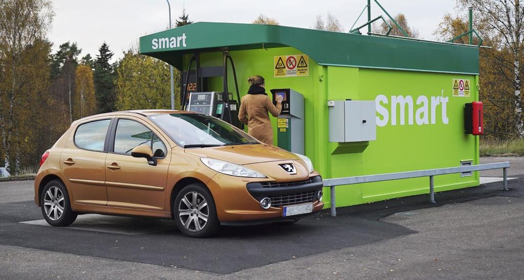 Helt automatiserad, går att betala med alla kreditkort samt egna Smartkort, uppkopplad mot kontoret 24h, solceller