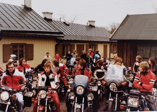 22 13 maj 19 maj 2017 VI I VASASTAN VASASTAN NU. Nästan samma gäng, 40 år senare, framför dagens klubbhus. DÅ. Bild på några klubbmedlemmar från tidigt 80-tal. KRAFTIG TVÅHJULARE.