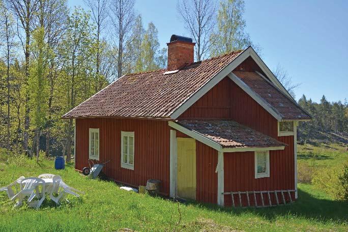 Timrad stomme med stående panel och tak av lertegel. Murstock är ej besiktigad då stugan endast använts som sommarboende. I köket finns en fungerande järnspis. El och avlopp saknas.