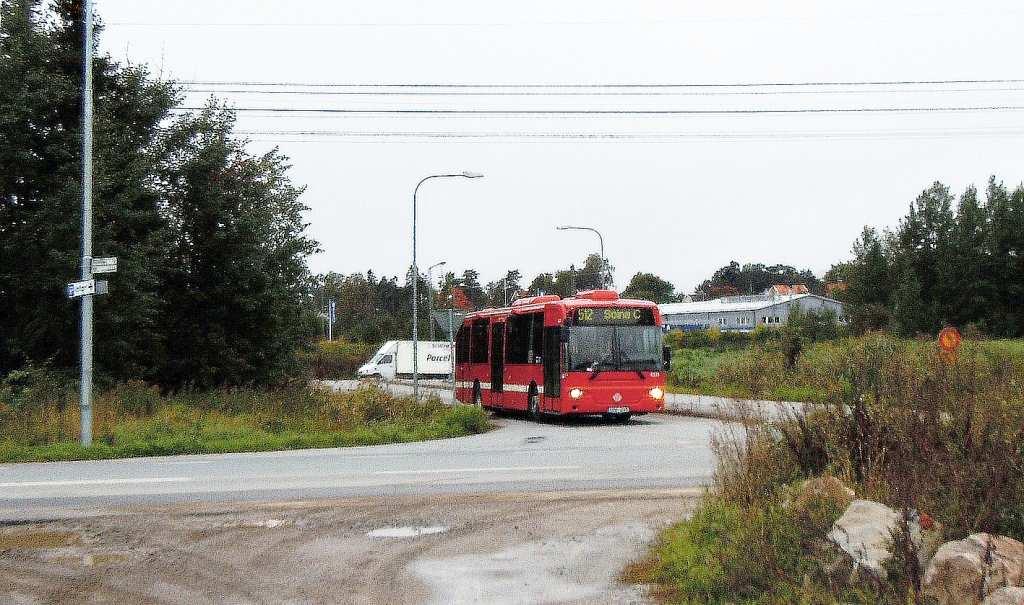 Bromstenskopplet Rissneleden går idag att nå av busstrafik från Stockholmssidan/Ulvsundaleden via Bromstenskopplet, en tvärförbindelse med spårviddshinder mittemot fastigheten Sadelmakaren 1.