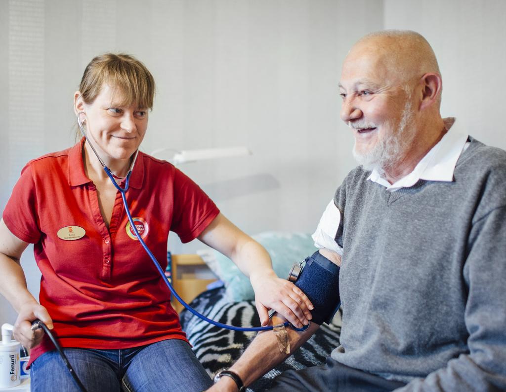 Hemvård I hemvård ingår omsorg och hemsjukvård Personalen är tillgänglig dygnet runt. Omsorg Om du behöver stöd med din personliga omvårdnad kan du ansöka om omsorg.