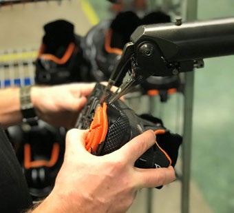 kängor 08 Sid 24 Tofflor & sandaler 09 Sid 25-26 1. Inpinnat skinn. Skinnet i ovandelen sträcks och fästs noga under bindsulan. Det gör att skinnet inte töjer sig, utan skon behåller sin passform. 2. Stabil hälkappa.
