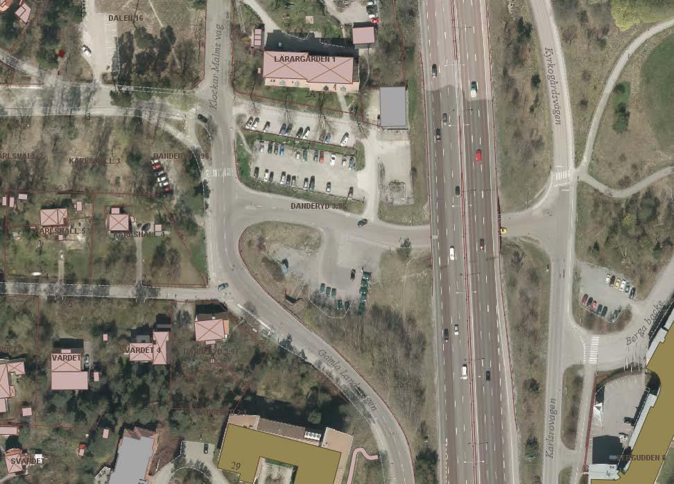 DANDERYDS KOMMUN 8(11) Landsvägen och arbetsplatsområdet längs Svärdvägen. Strax norr om planområdet är Kyrkskolan belägen. Avståndet till Mörby centrum är drygt 500 meter.