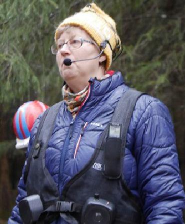 Det var en mild, blåsig men ganska så solig söndag, och omkring 50 personer tog sig till en vacker skog nära Linneberg för att närvara vid premiären.