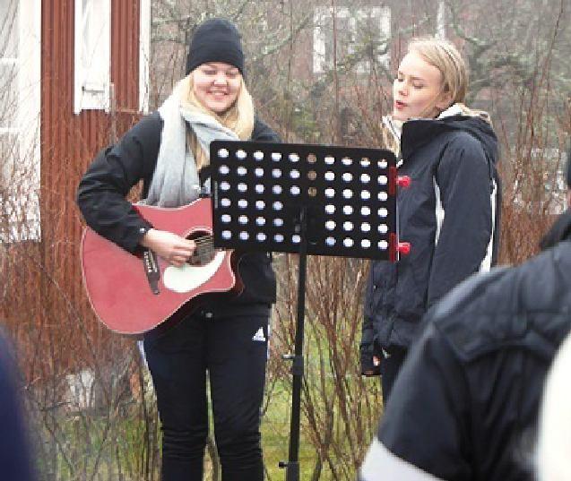 Med detta menade han att han hade tänkt att läsa en del av sina dikter som han skrivit under åren, och som han hållit ganska så hemliga för de flesta, något han också gjorde.