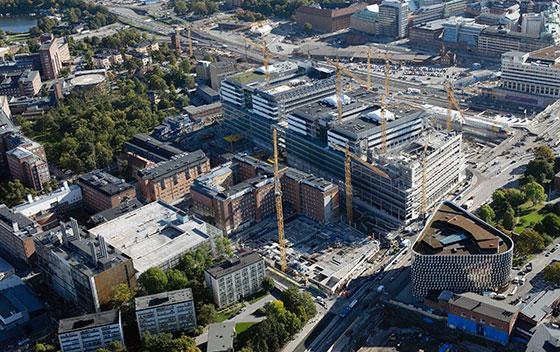 6 tion av vissa klaffel och medfödda vitier. Minimalinvasiva tekniker används nu vid både lungoch hjärtkirurgi. Ronder och sätt arbeta har ändrats otaliga gånger.