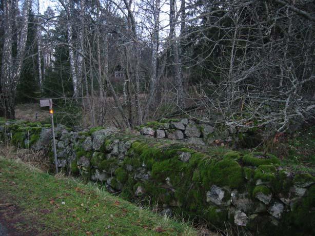 9(14) Stenmurar längs. Murarna har dock ett stort miljöskapande värde och bör bevaras i största möjliga utsträckning.