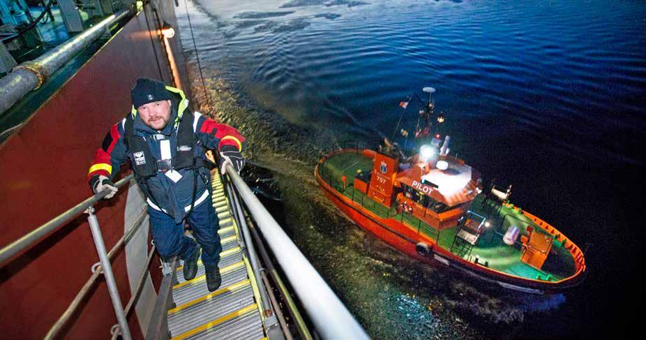 Lotsen Håkan Rydberg bordar fartyg utanför Luleå. Foto: Pär Bäckström lotsområde är fortsatt det område där flest lotsningar utförs.