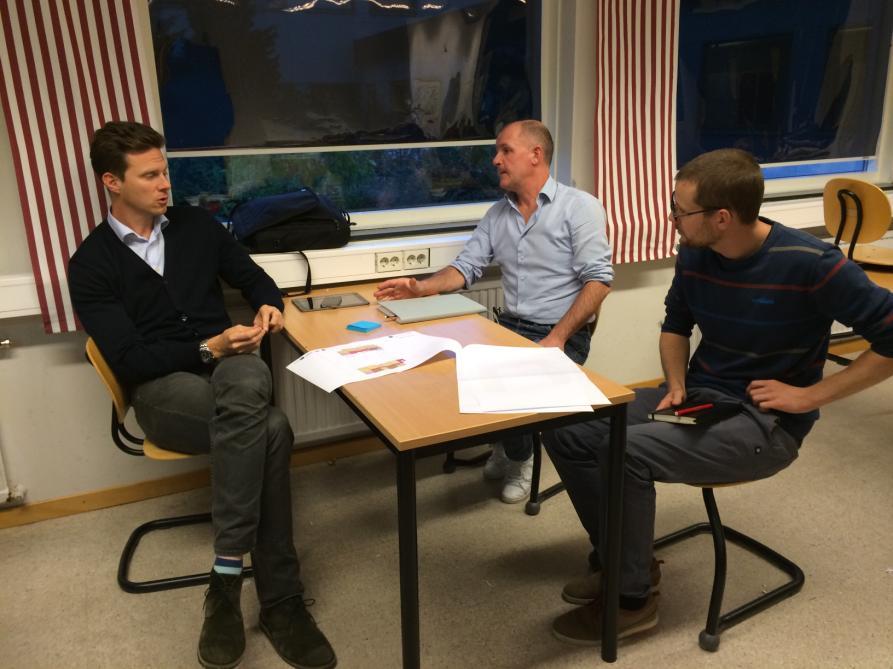 En rektor, en fastighetsägare och en arkitekt. Karl Johan, Peter och Oskar diskuterar det senaste förslaget. Burken Reflektioner om dagens möte God stämning.