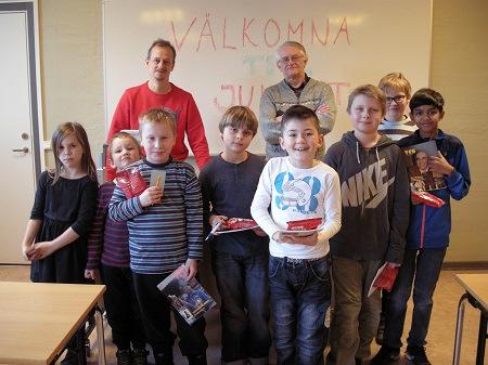 2014-12-20 Avslutning på schackskolan Lördagen den 20 december var det säsongsavslutning för schackskolan. Ca 15 barn har deltagit under året under handledning av Josip Vrabec och Stefan Fransson.