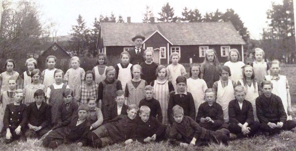 Lärkeröds skola 1926-27 Gunvor Björk har tillsänt oss sin mors skolfotografi från sjätte klass i Lärkeröds skola. Gunvors mor hette Marta f. Svensson och är tredje flickan från vänster i mittraden.