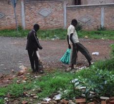 Benin Kamerun En skräpig miljö skapar mer skräp, för när folk är omgivna av smuts