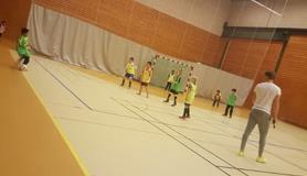 Skol IF har både skidor, skridskor och hjälmar till utlåning. Inredning av skridskoförråd På sportlovet inreddes förrådet i ishallen av Petra och Hans Lundqvist.