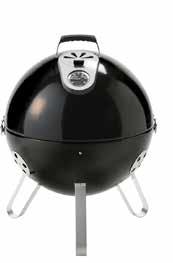 Dörrarna gör det enkelt att fylla på rökspån eller grillkol utan att