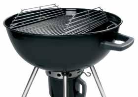 Lägg skrynklat tidningspapper i botten, fyll behållaren med grillkol