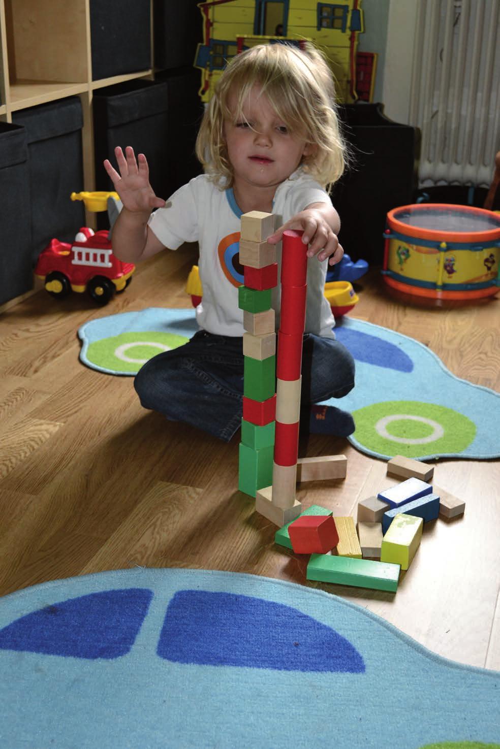 Leon leker en stund med sina klossar och bygger sedan två torn. Idag har tornen klossar av olika form och färg.