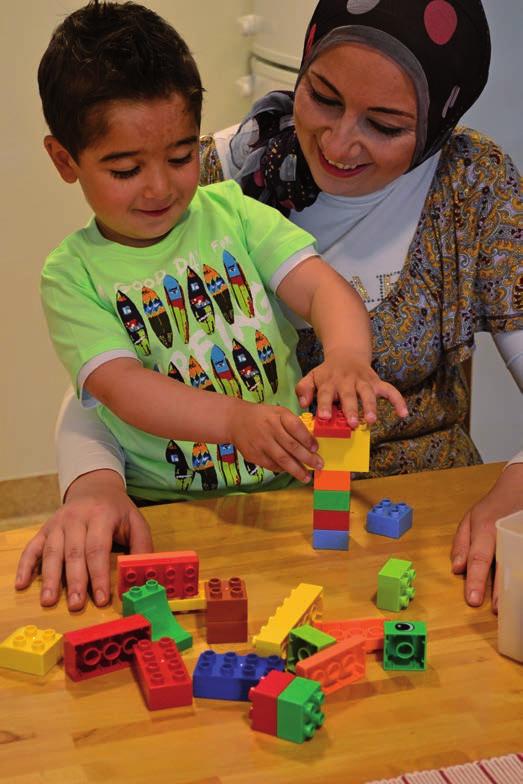 Då ditt barn bygger med lego ger det dig möjlighet att resonera om klossarnas olika färg, form och antal.