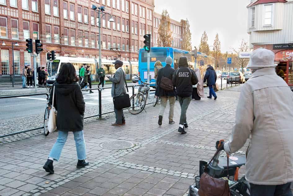 Gångnät och gångmiljö Gångnät och gångmiljö Skapa finmaskighet Tillsammans med ett sammanhängande nät skapar hög korsningstäthet fler vägval för gående och förbättrar möjligheten att gå den rakaste