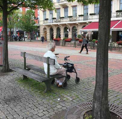 Att kunna vila längs vägen är ett måste för att tillgängliggöra gångytorna i staden för många äldre, barn och personer med nedsatt rörelseförmåga. Vid backar och trappor är detta extra viktigt.