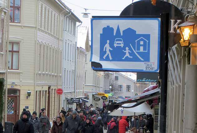 Underhåll av skyltar och markeringar Cykel- och gångbanor märks ofta ut i Göteborg genom vägmarkering i gatan.