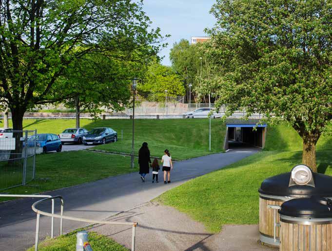 Trafikstrategin fokuserar på tre områden: resor, stadsrum och godstransporter. Fotgängare beskrivs inte under egna rubriker men finns tydligt med i de två första områdena.