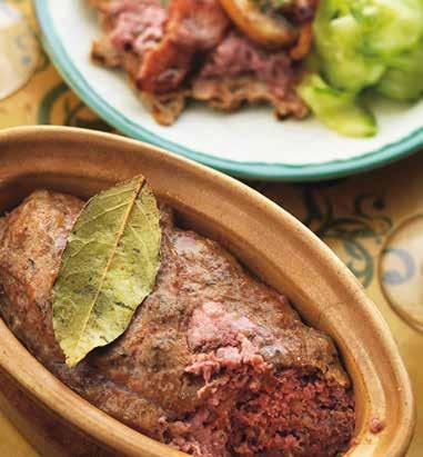 RECEPT Klassisk råbiff 4 portioner som förätt Ingredienser 400 g finmald nötfärs av oxfilé eller innanlår några stänk worcestershiresås några droppar tabasco 1 skvätt konjak 1 tsk olivolja salt och