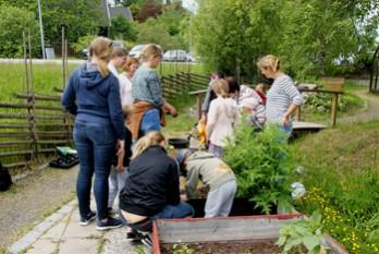 prylar studeras av bl.a. av Länsmannen.