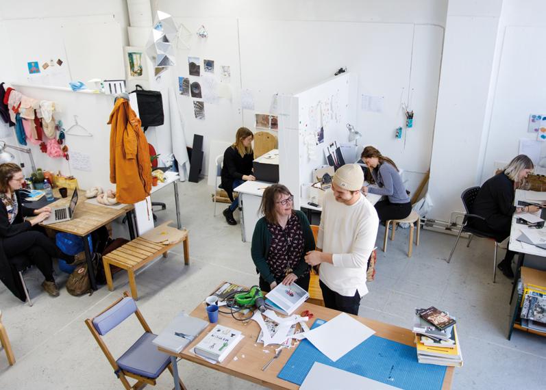 BILD OCH RUMSGESTALTNING BRUM 10 studerande På BRUM hittar du en utbildning som är annorlunda genom sitt gränsöverskridande förhållningssätt till olika estetiska fackområden som konst, arkitektur och