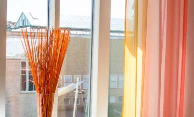 Stora fönsterpartier med utsikt mot Linköping Konsert & Kongress trevliga