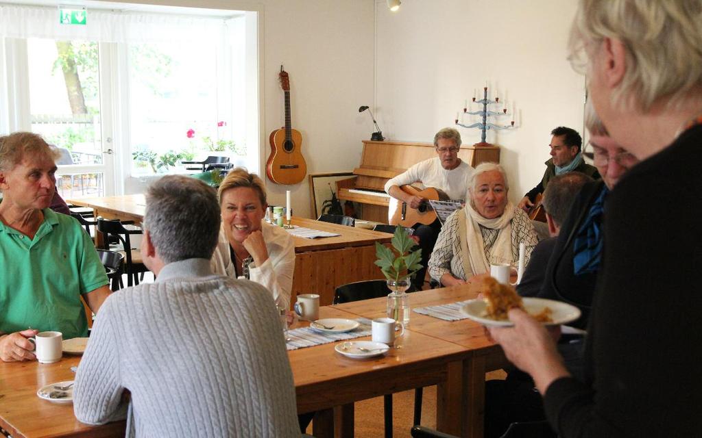 I de befintliga husen har den gemensamma matlagningen och andra aktiviteter rullat igång som vanligt efter sommaren.