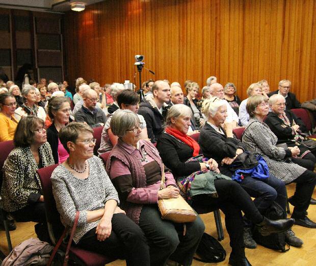 Seminarium och politikerutfrågning 7 oktober i Stockholm Inför valet 2014 arrangerade kollektivhusföreningen Kombo hösten 2013 ett seminarium om kollektivhus med politikerutfrågning på ABF-huset i