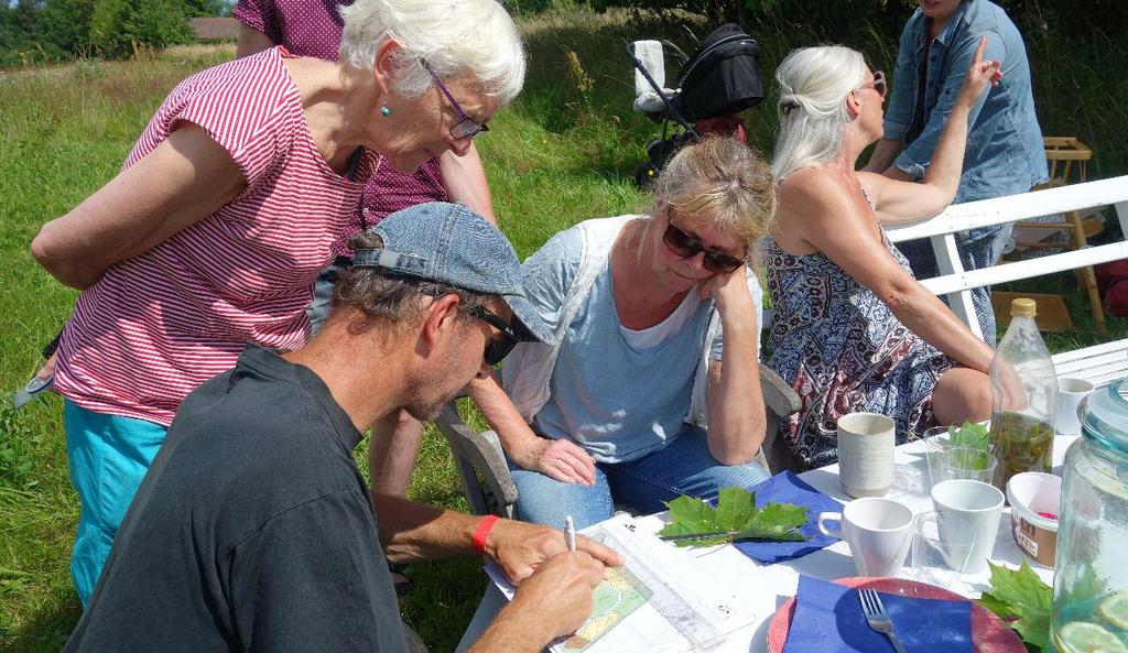 Baskemölla Allhuset blir hjärtat i Baskedal på Österlen FOTO: MARGARETHA WIKNER Tomten granskas på kartan och i verkligheten. Här ska Baskemölla Ekoby etapp 4 byggas.