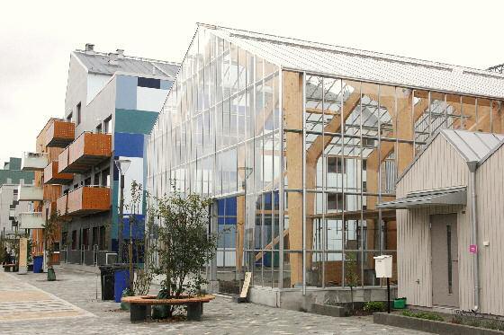Nära grannar är landstingets hälsocentral och ett nyss påbörjat område med bostadsrätter enligt Bovierankonceptet. Lägenheterna i BoSams kommer att upplåtas med kooperativ hyresrätt.