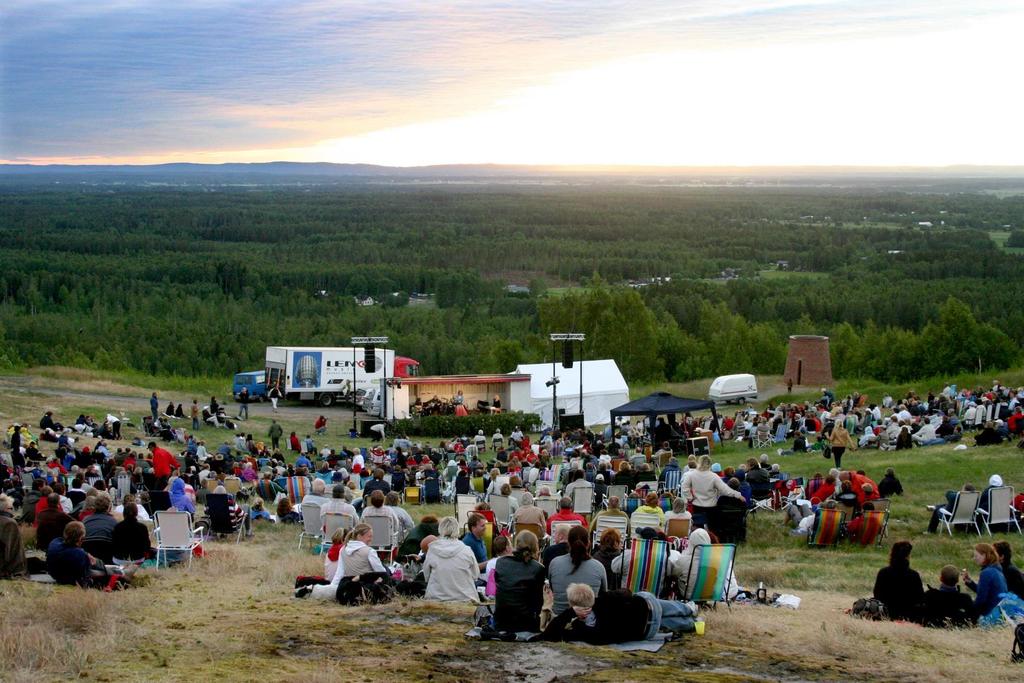 6.8 Besökare, evenemang och arrangemang VAD: Kumla är genom sitt kulturliv, sin konstsatsning och sin elitidrott en attraktiv plats för besökare att mötas på.