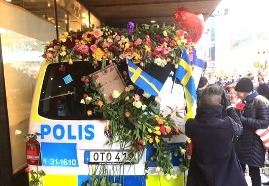 ÅRSREDOVISNING 2017 78 (97) Drottninggatan den 7 april RMV:s arbete Efter dådet blev Drottninggatan i Stockholm en plats där många uttryckte sitt motstånd mot terrorn. / Foto: RMV Klockan 14.