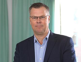 Fem personer omkom och cirka 15 skadades. Tomas Lindfors, säkerhetschef / Foto: JKFphoto RMV:s säkerhetschef Tomas Lindfors, var en av de första på myndigheten att få reda på vad som hade hänt.