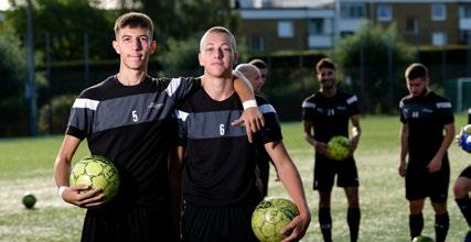Fotboll På fotbollsutbildningen arbetar instruktörerna Zoran Jankovic, Martin Jacobsson och Charlotte Rohlin. Träningarna bedrivs på Linköpings Arena och i Collegium.