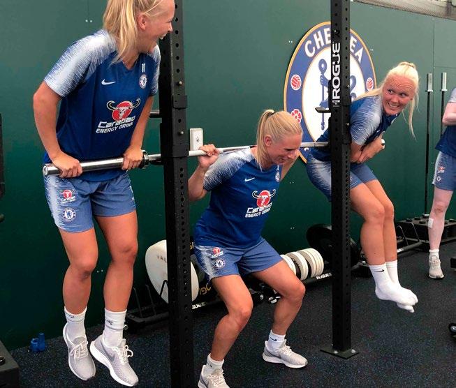 Mina fotbollstränare stöttade mig och hade full förståelse för att jag tränade vid sidan av studierna. De hjälpte mig också att anpassa träningspassen i skolan efter mitt träningsschema med laget.