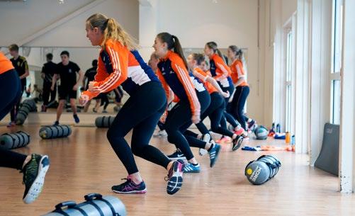 Du utvecklar din förmåga som idrottare, tränare och ledare genom både teoretiska diskussioner och praktiska övningar.