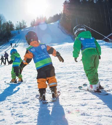 derna i att svänga, bromsa och stanna i den lätta delen av backen. Vi tränar också på att hantera skidorna. När kursen är slut kan vi åka lift. Målet är att vi ska gilla att åka skidor.